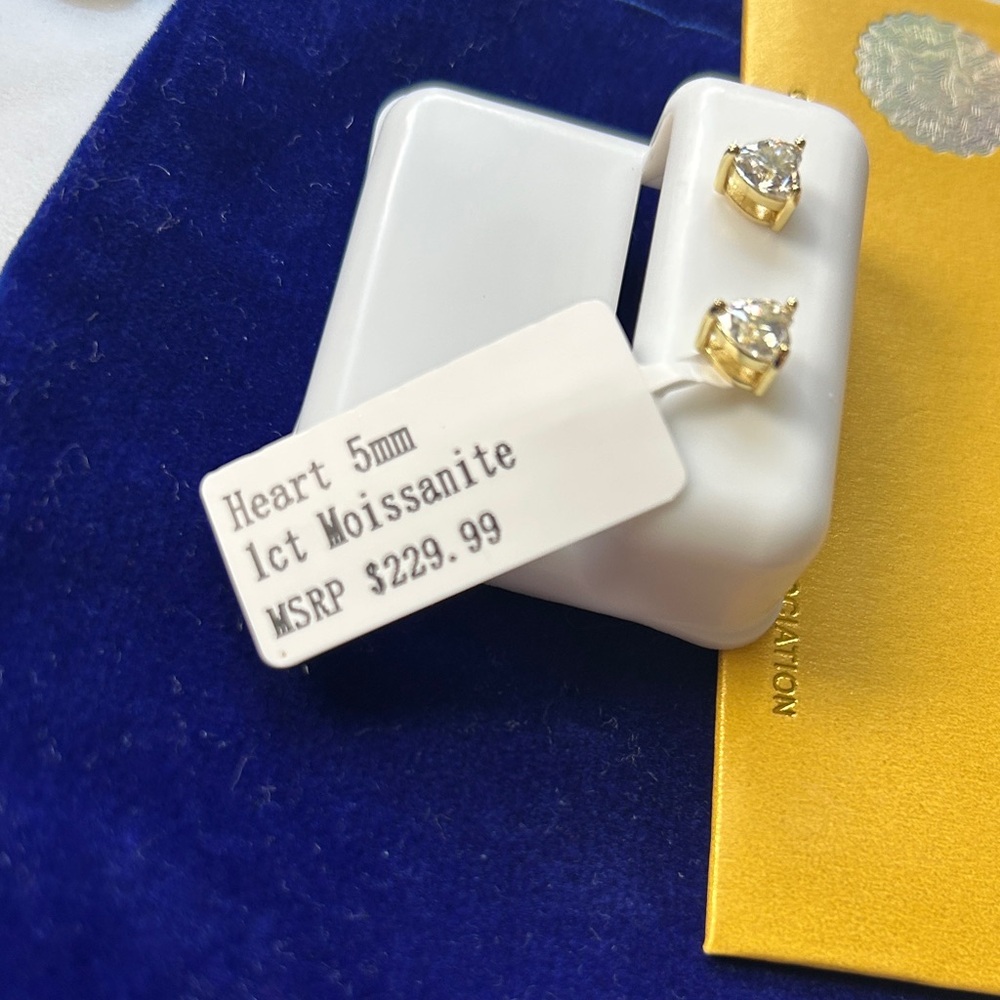 Luxury Moissanite Diamond gold Heart stud‎ Earrings - Picture 4 of 8